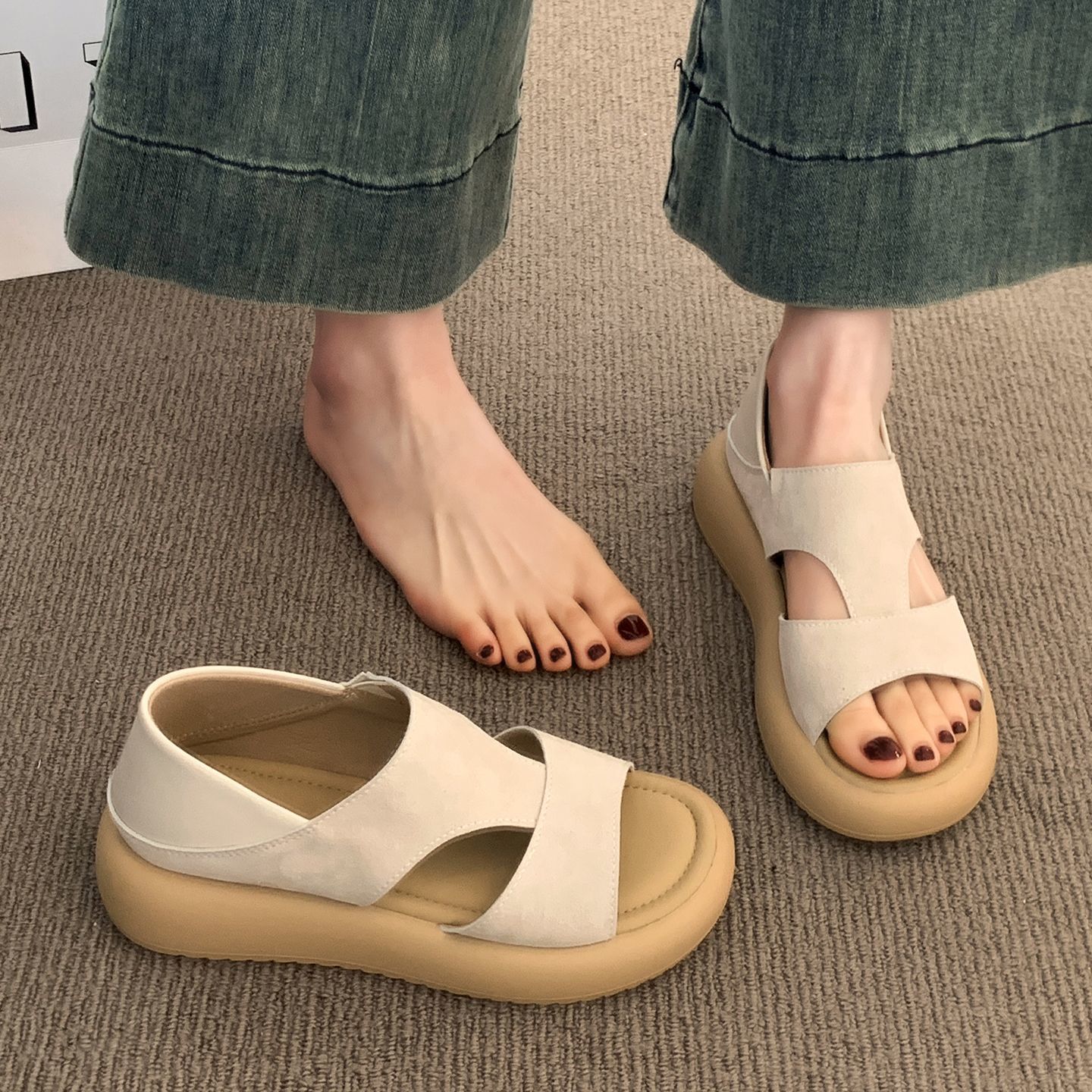ベージュ