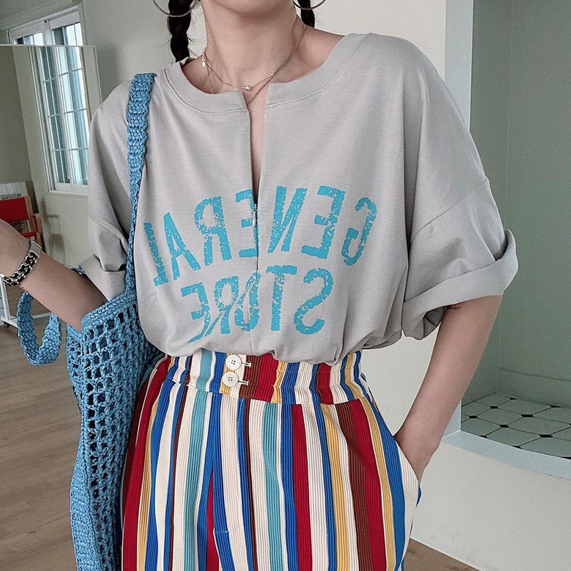 Vネック 配色ロゴプリント ゆったり半袖Tシャツ