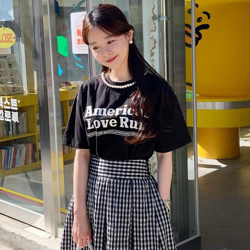 ラウンドネック ビジュー付き ロゴプリント ゆったり半袖Tシャツ