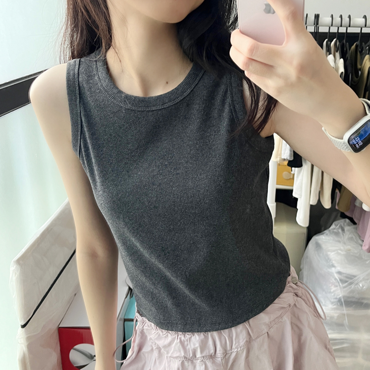 ダークグレー