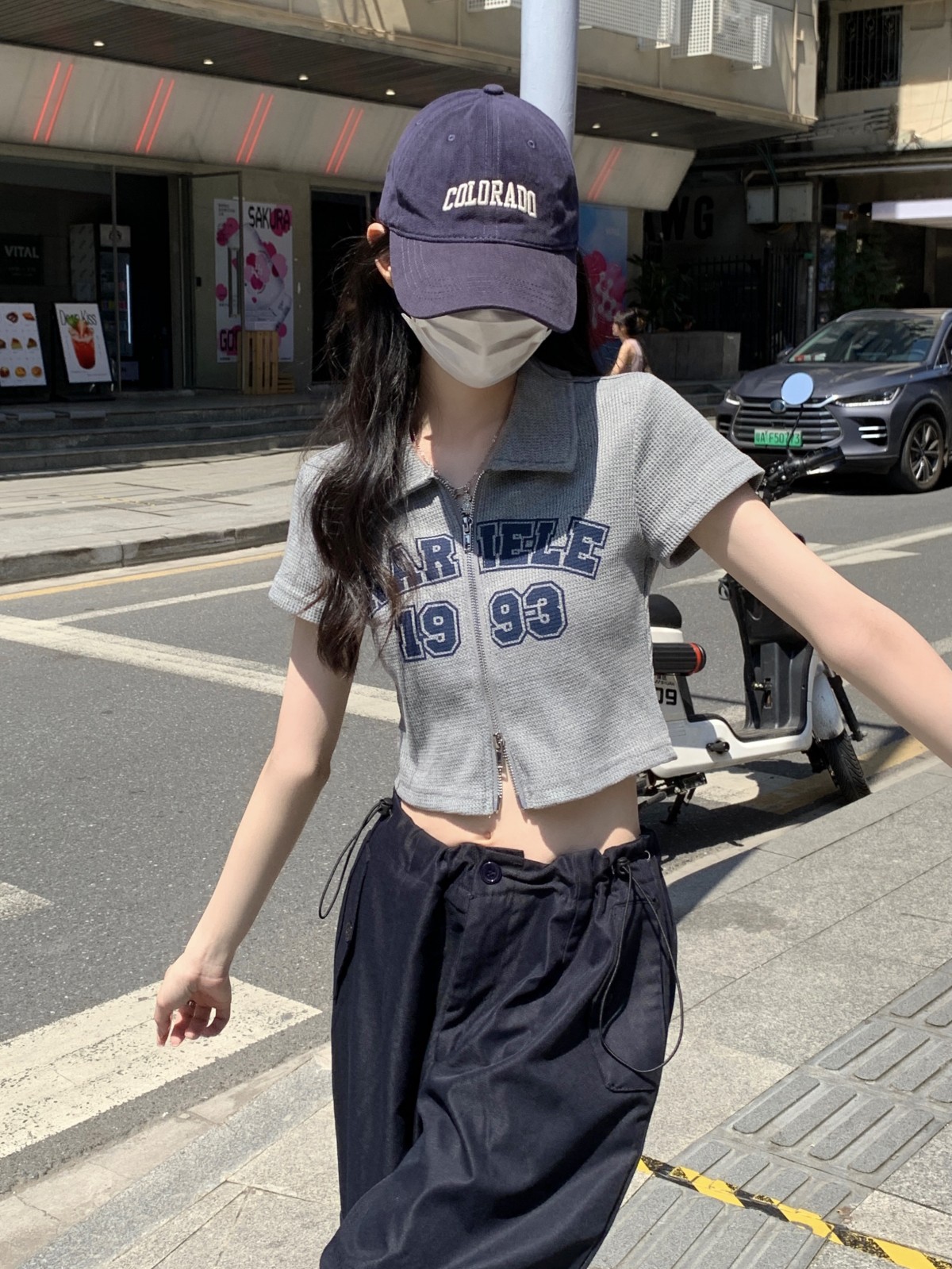グレー