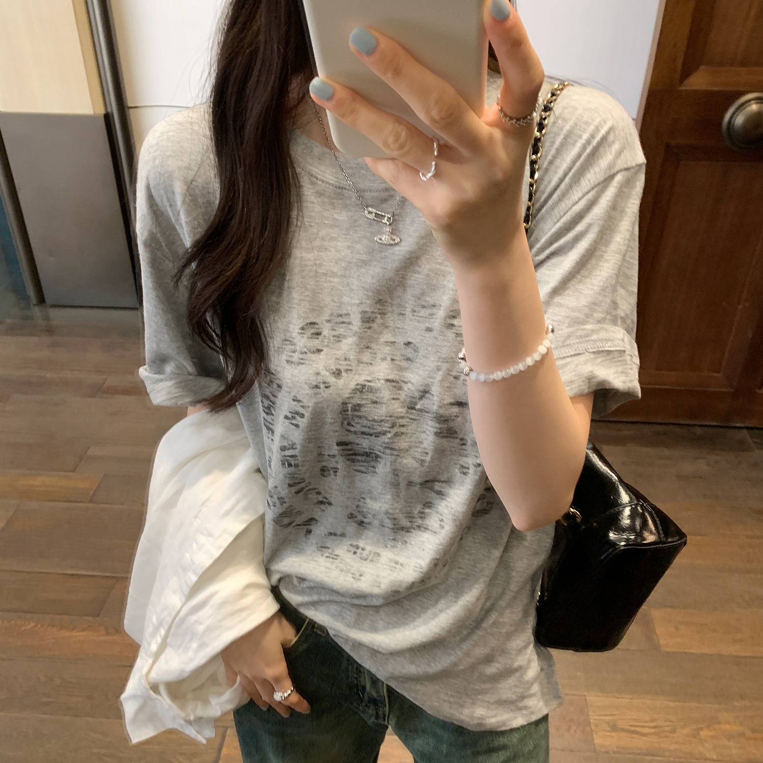 グレー