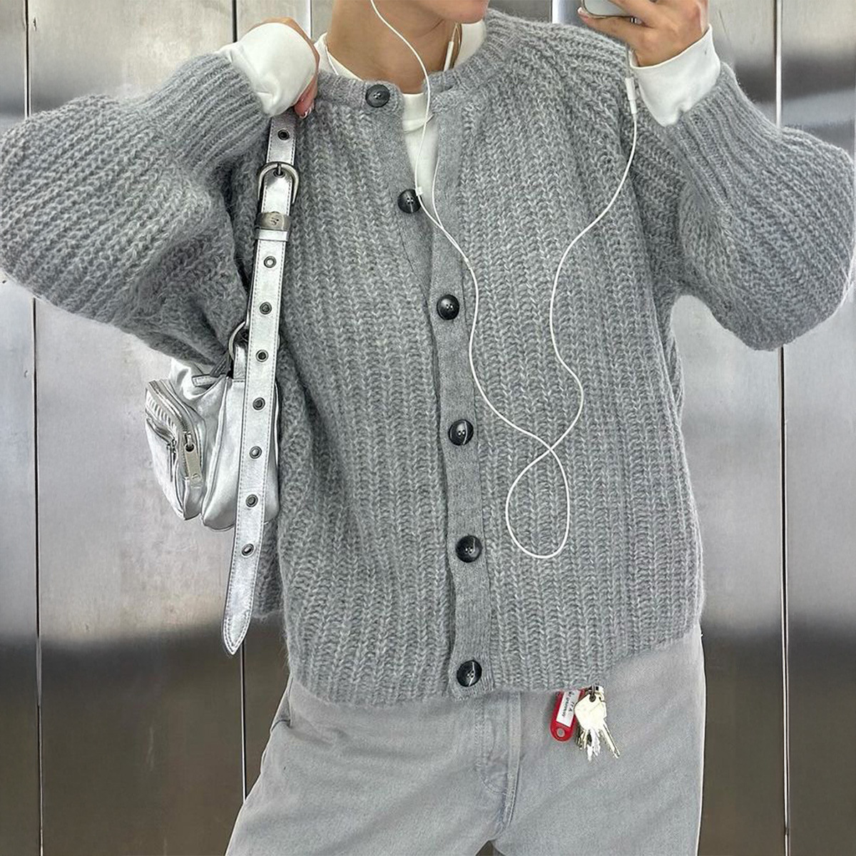 グレー