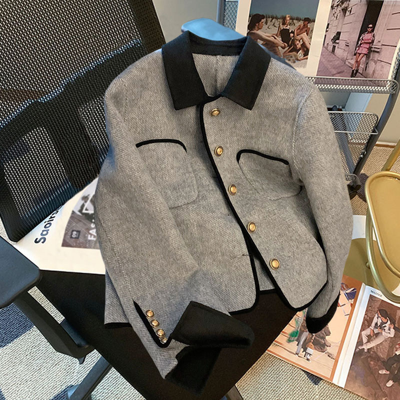 グレー