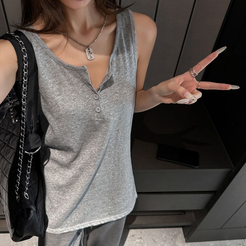 グレー