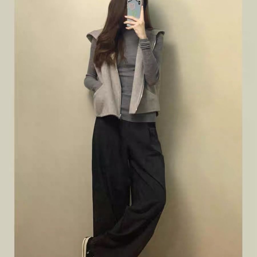 グレー
