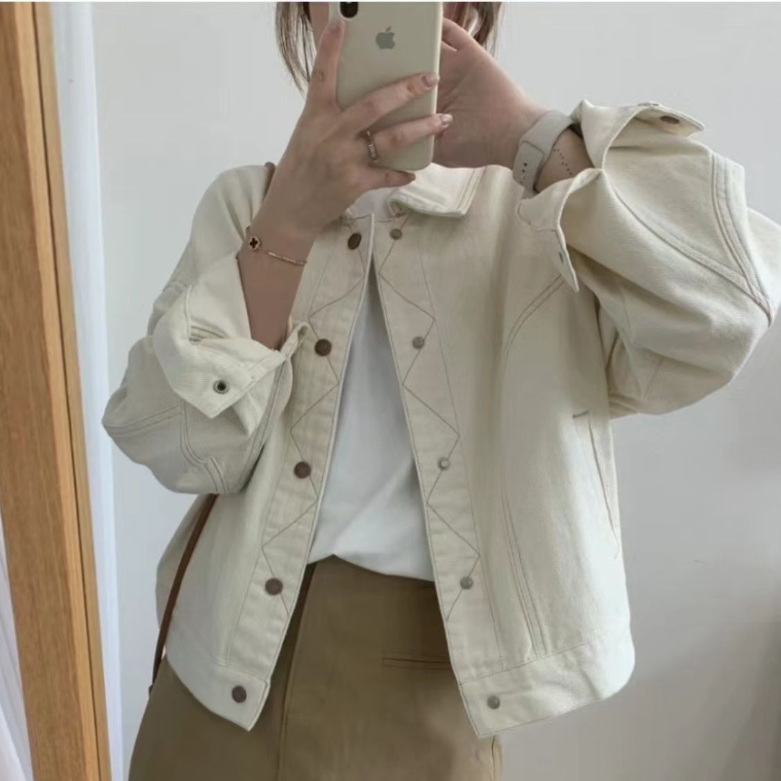ベージュ