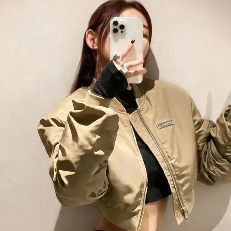 カーキ