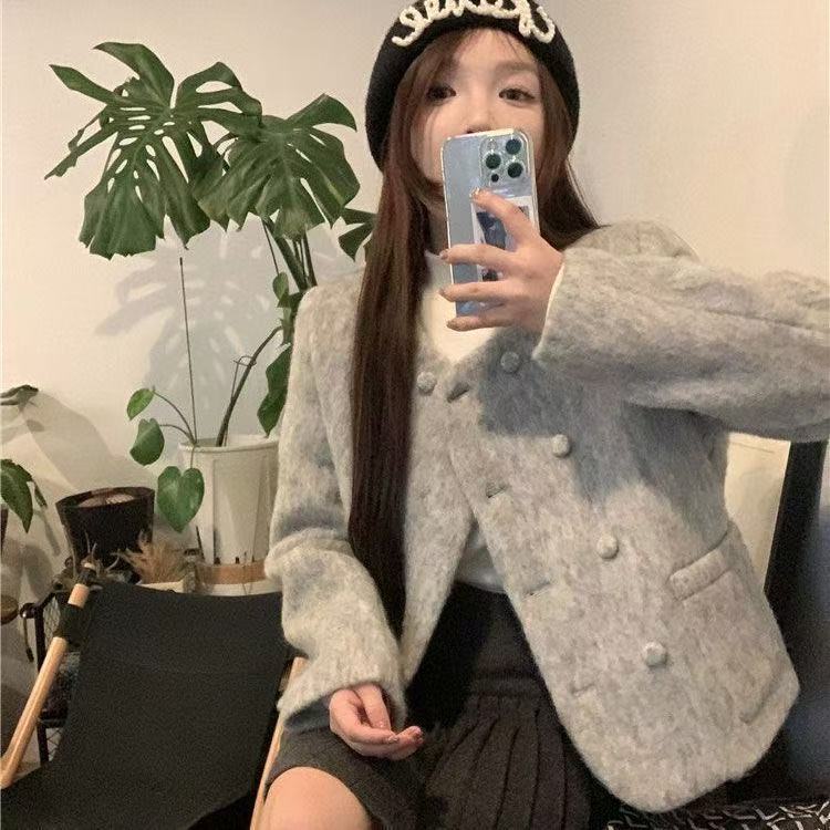 グレー