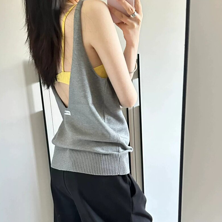 グレー