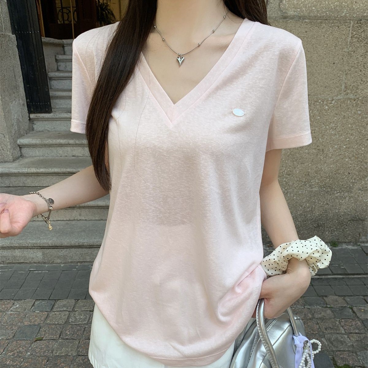 V ネック ショートスリーブ アーチヘム レディース T シャツ