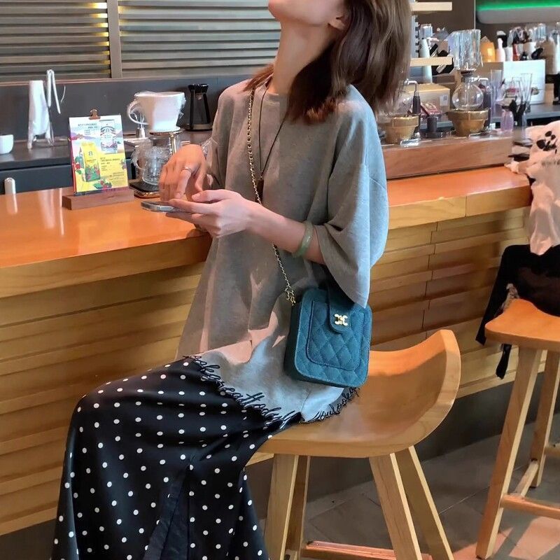 グレー