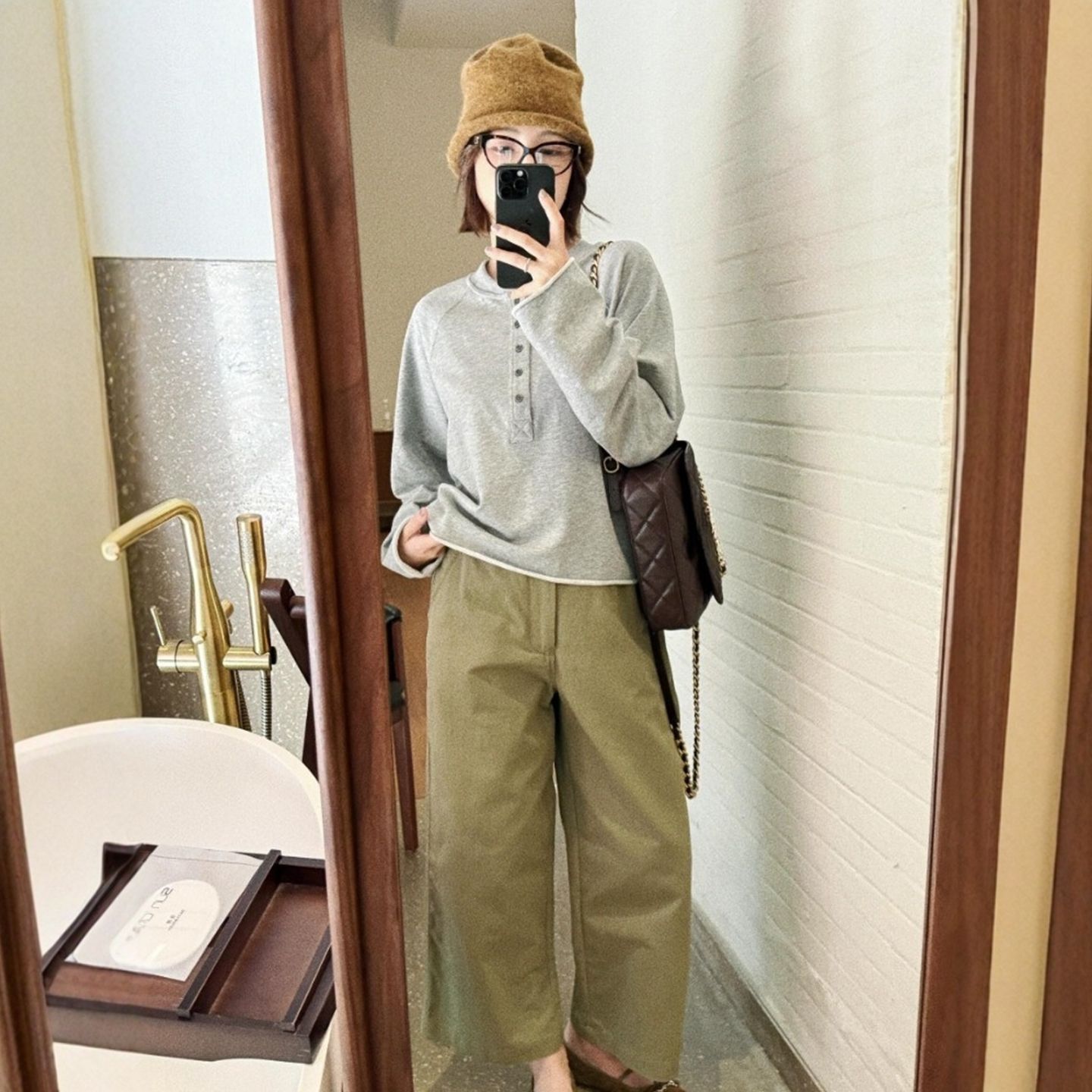 グレー