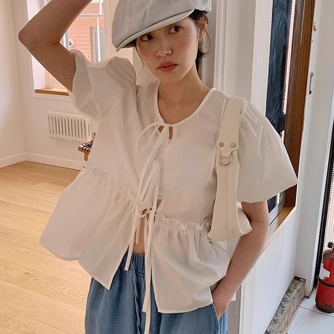 女性らしいシャーリングデザインクロップド半袖トップス