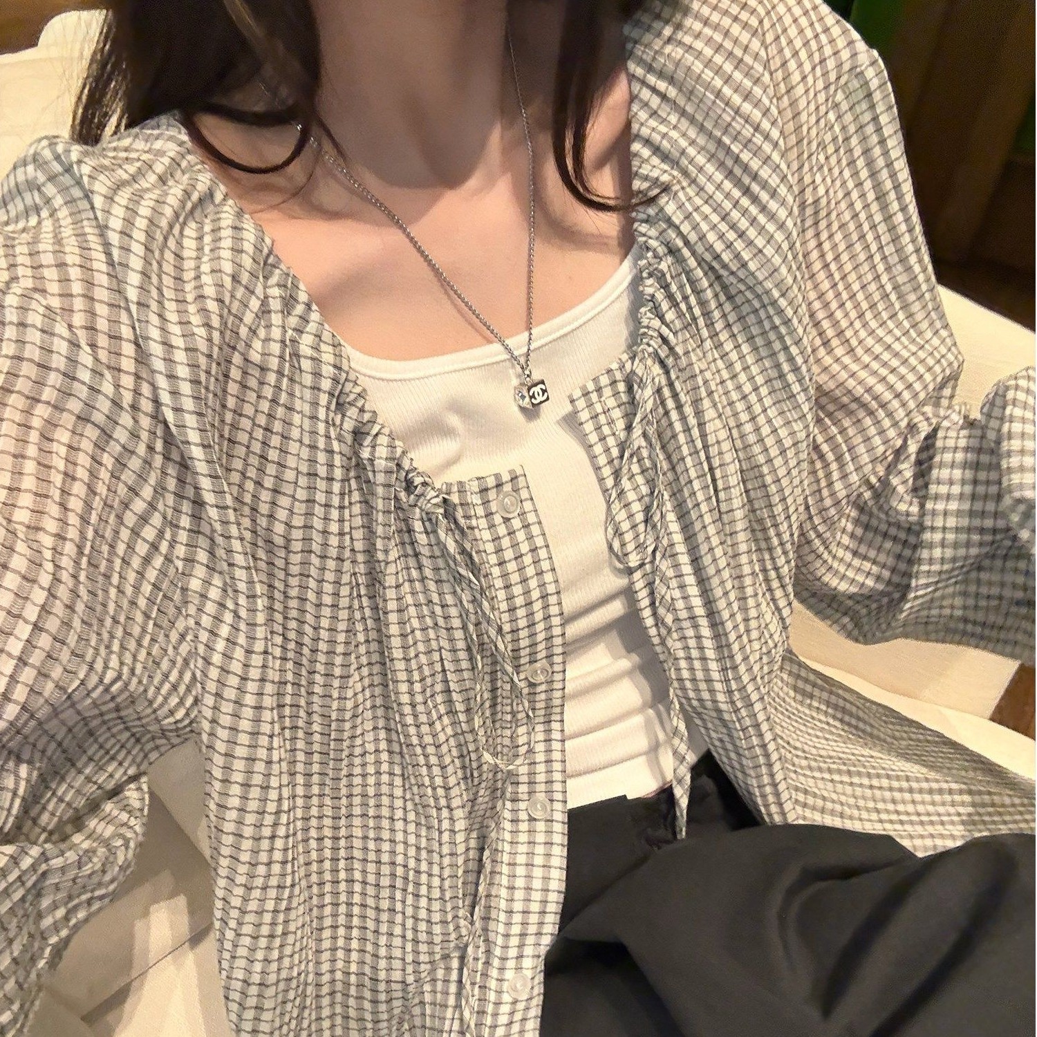 グレー