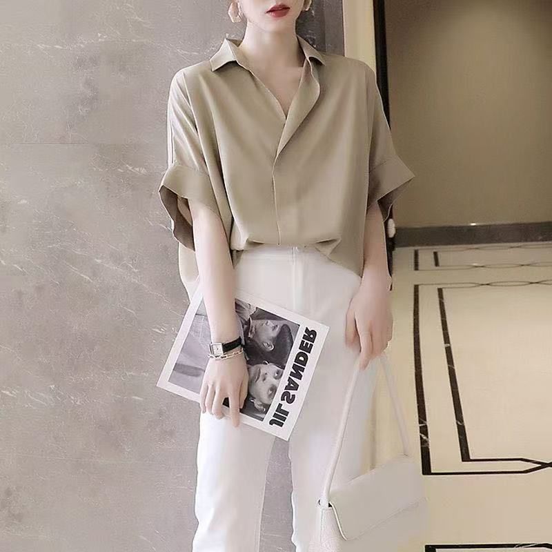 カーキ