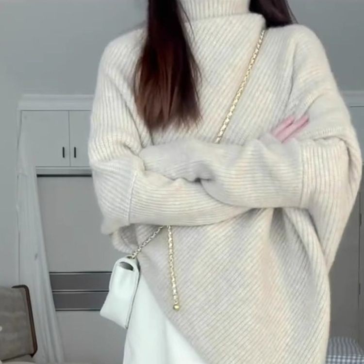 ルーズフィットハイネック斜め編みニットセーター