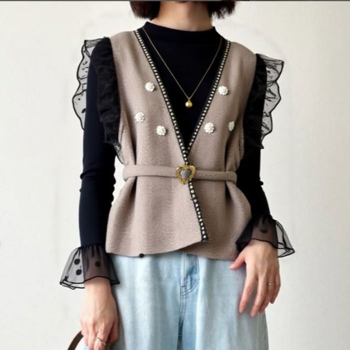 V ネックベルト付きジレ フラワー刺繍 レースフリルコーデ