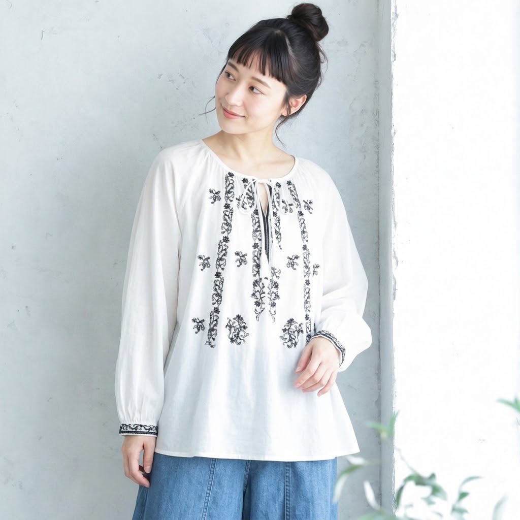 眺めるほどに、味わい深い刺繍。シャツ