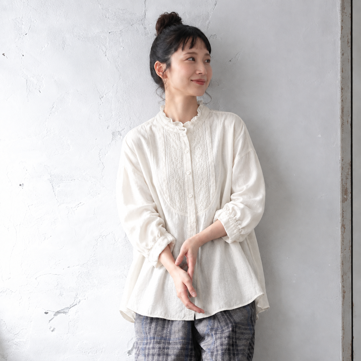 レイヤードスタイルを引き立てる、刺繍入りのフリル襟ブラウス。